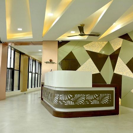 Hotel Tulip Plaza Ahmedabad Exteriör bild