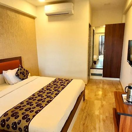Hotel Tulip Plaza Ahmedabad Exteriör bild
