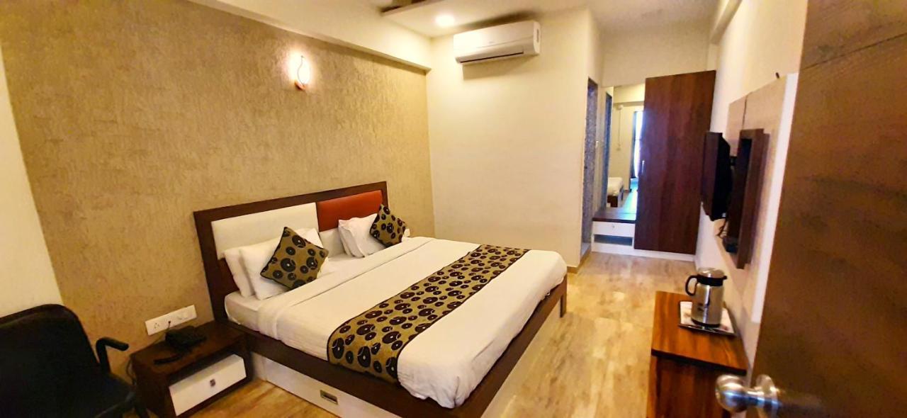 Hotel Tulip Plaza Ahmedabad Exteriör bild