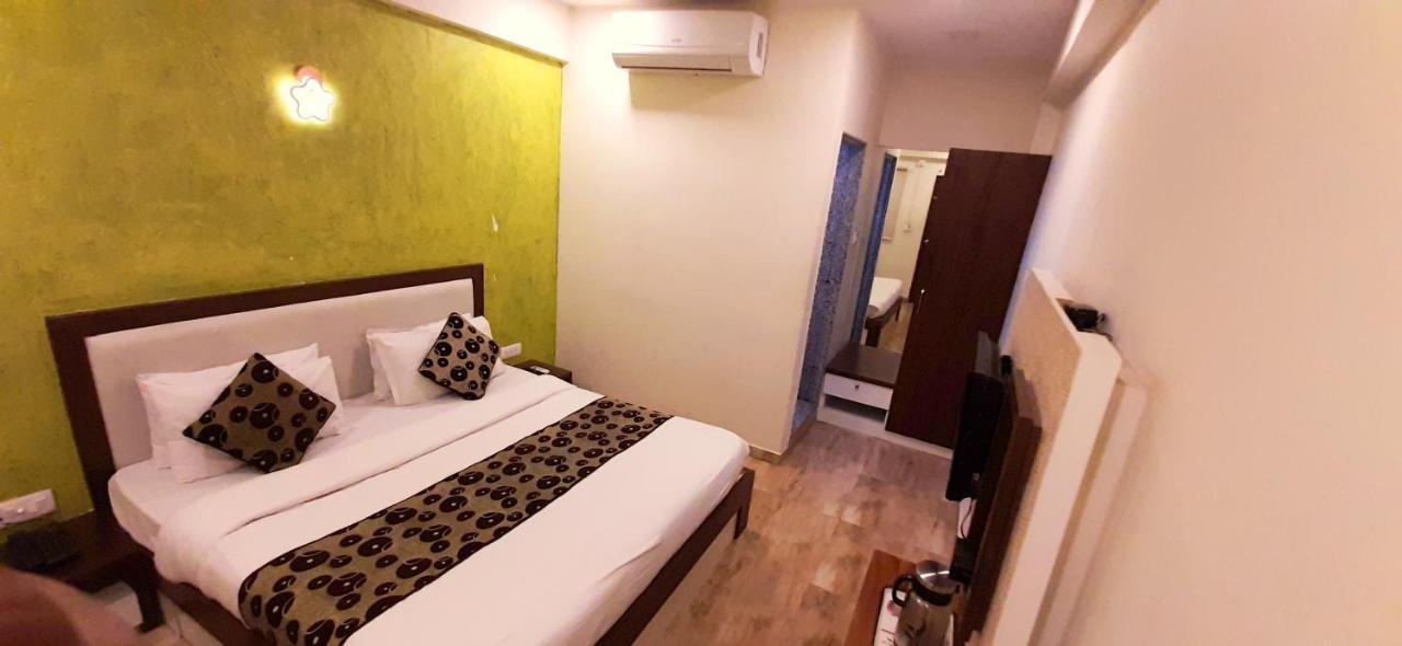 Hotel Tulip Plaza Ahmedabad Exteriör bild
