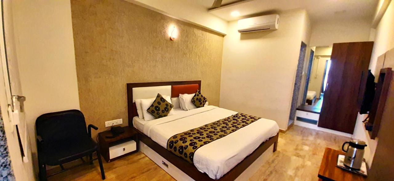 Hotel Tulip Plaza Ahmedabad Exteriör bild