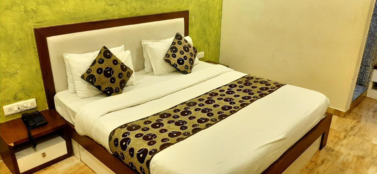 Hotel Tulip Plaza Ahmedabad Exteriör bild