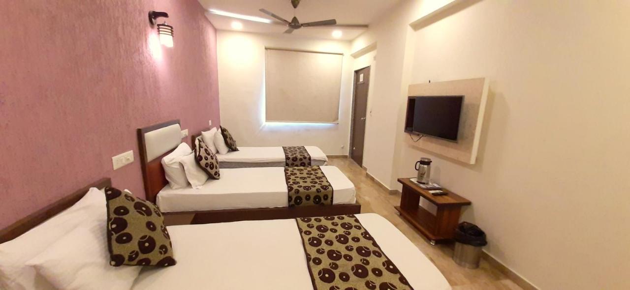 Hotel Tulip Plaza Ahmedabad Exteriör bild