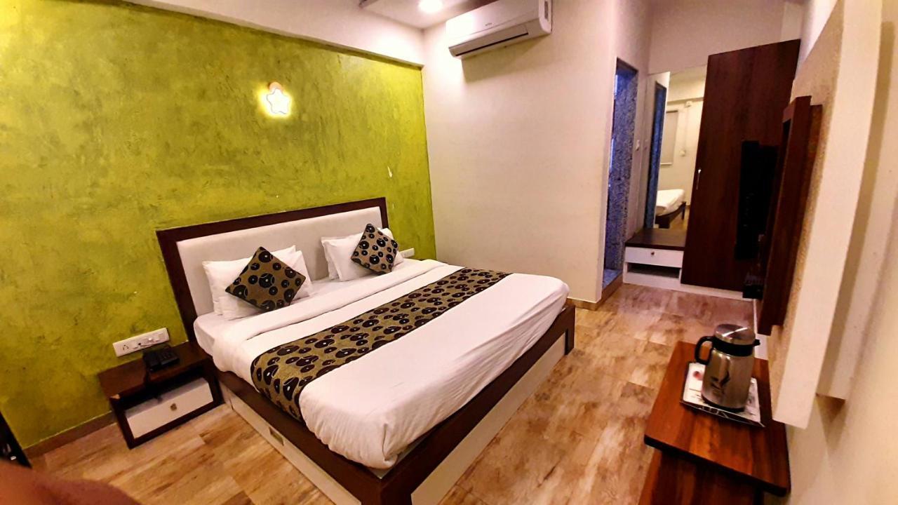 Hotel Tulip Plaza Ahmedabad Exteriör bild