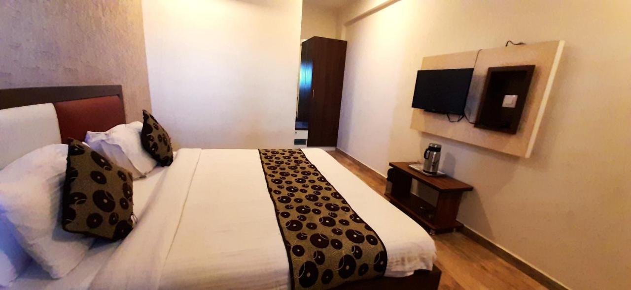 Hotel Tulip Plaza Ahmedabad Exteriör bild