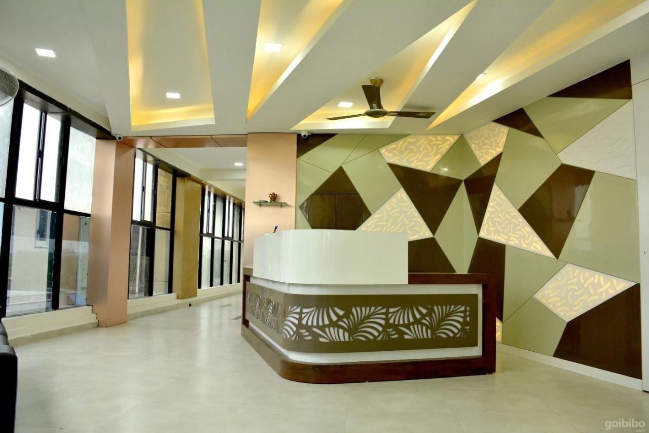Hotel Tulip Plaza Ahmedabad Exteriör bild