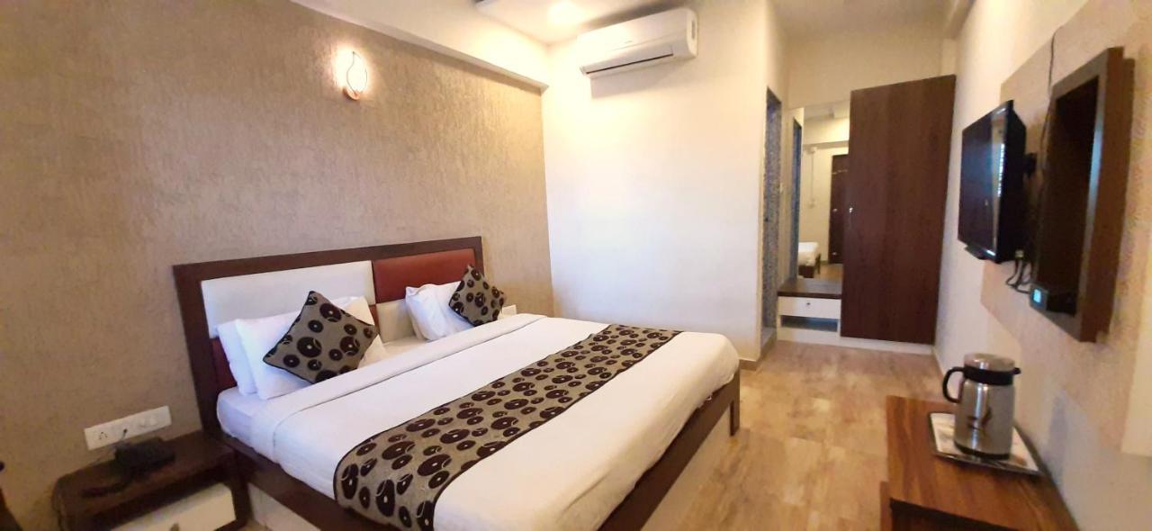 Hotel Tulip Plaza Ahmedabad Exteriör bild
