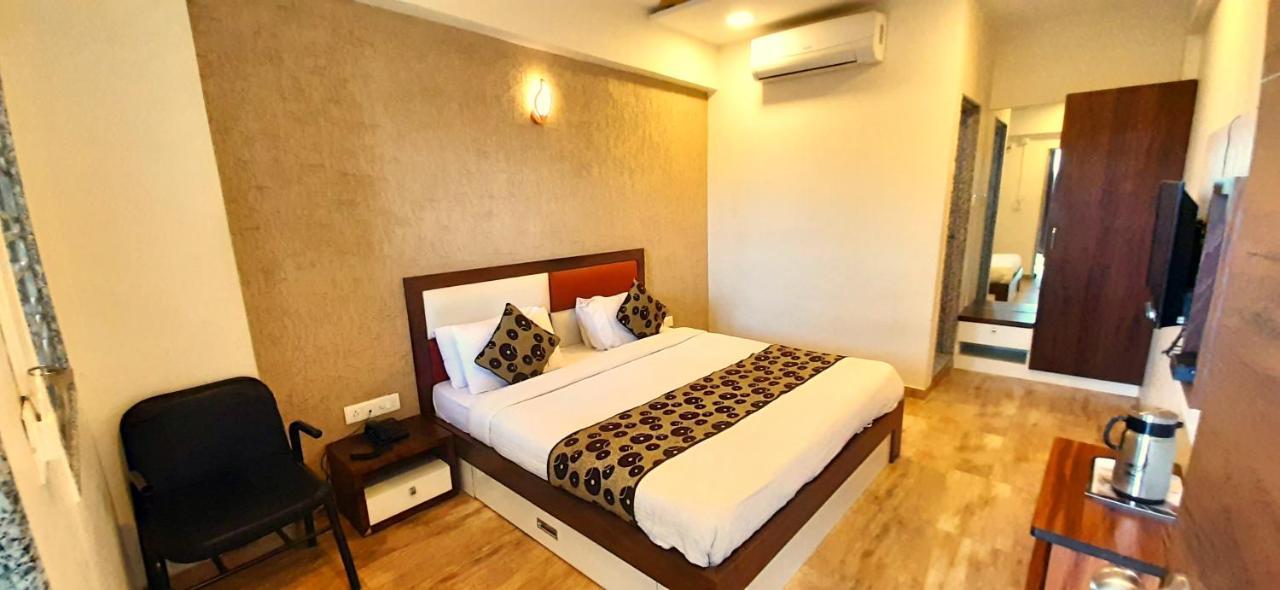 Hotel Tulip Plaza Ahmedabad Exteriör bild