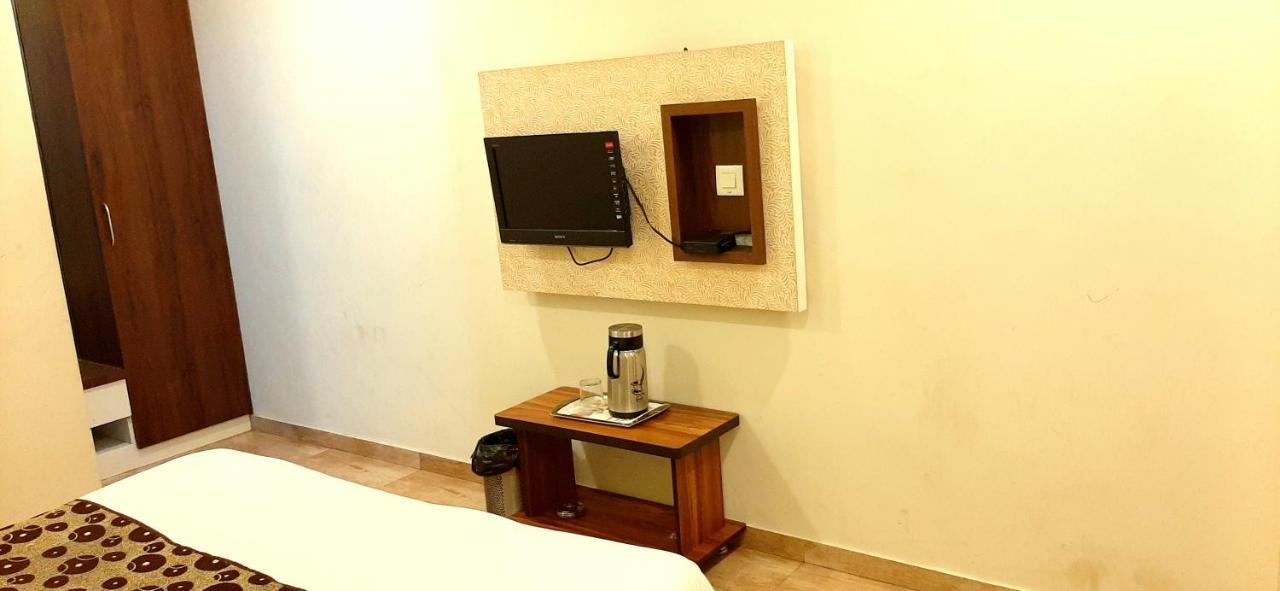 Hotel Tulip Plaza Ahmedabad Exteriör bild