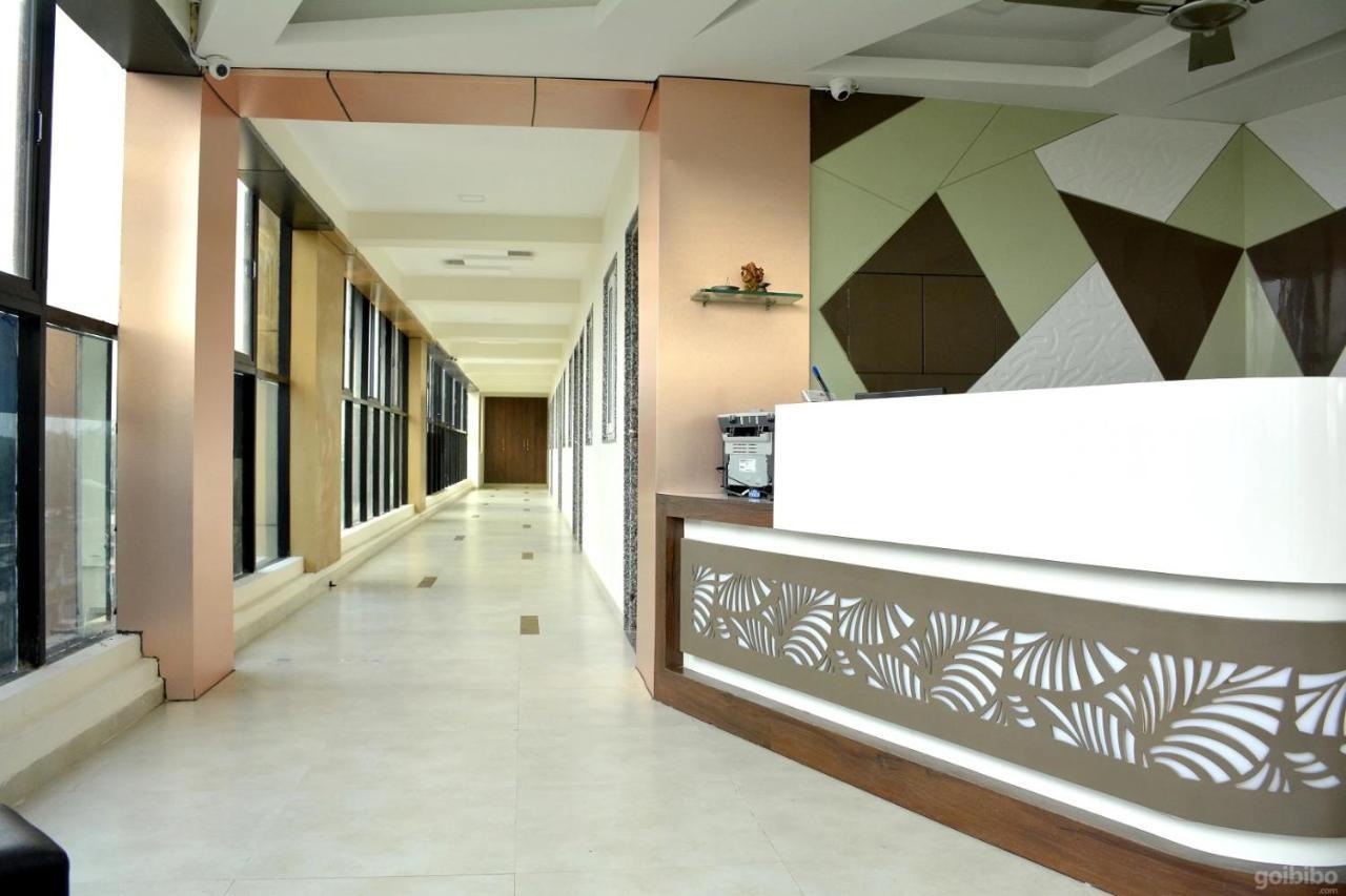 Hotel Tulip Plaza Ahmedabad Exteriör bild