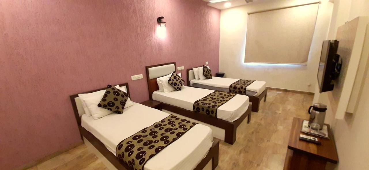 Hotel Tulip Plaza Ahmedabad Exteriör bild