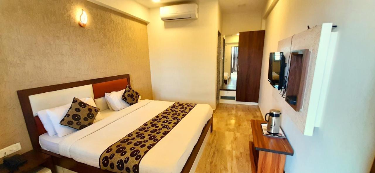 Hotel Tulip Plaza Ahmedabad Exteriör bild