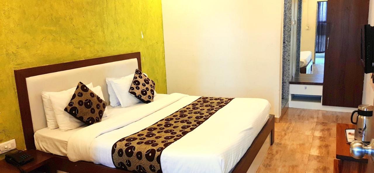 Hotel Tulip Plaza Ahmedabad Exteriör bild