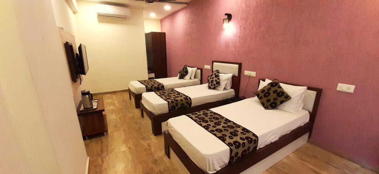 Hotel Tulip Plaza Ahmedabad Exteriör bild
