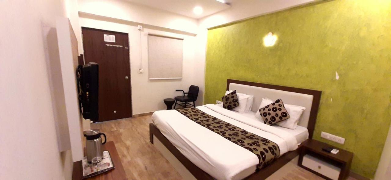 Hotel Tulip Plaza Ahmedabad Exteriör bild