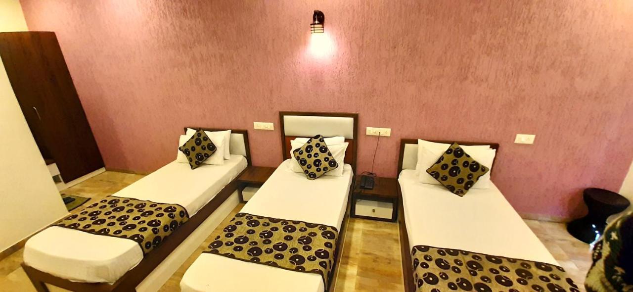 Hotel Tulip Plaza Ahmedabad Exteriör bild
