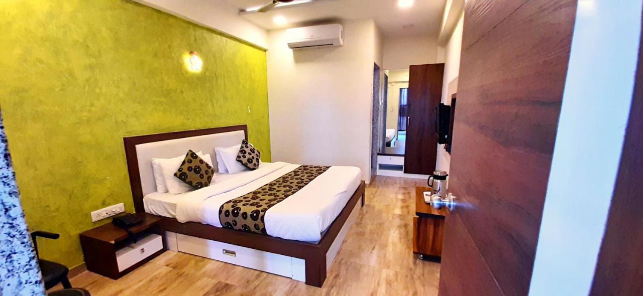 Hotel Tulip Plaza Ahmedabad Exteriör bild