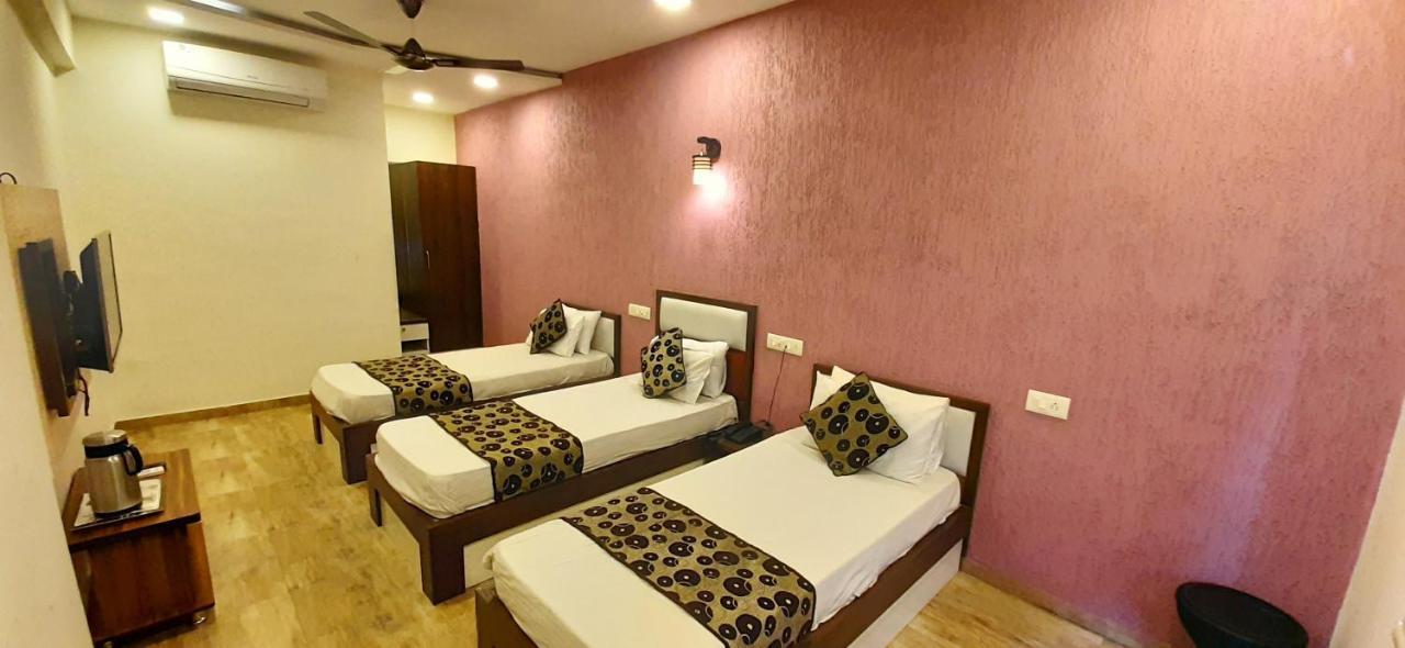 Hotel Tulip Plaza Ahmedabad Exteriör bild