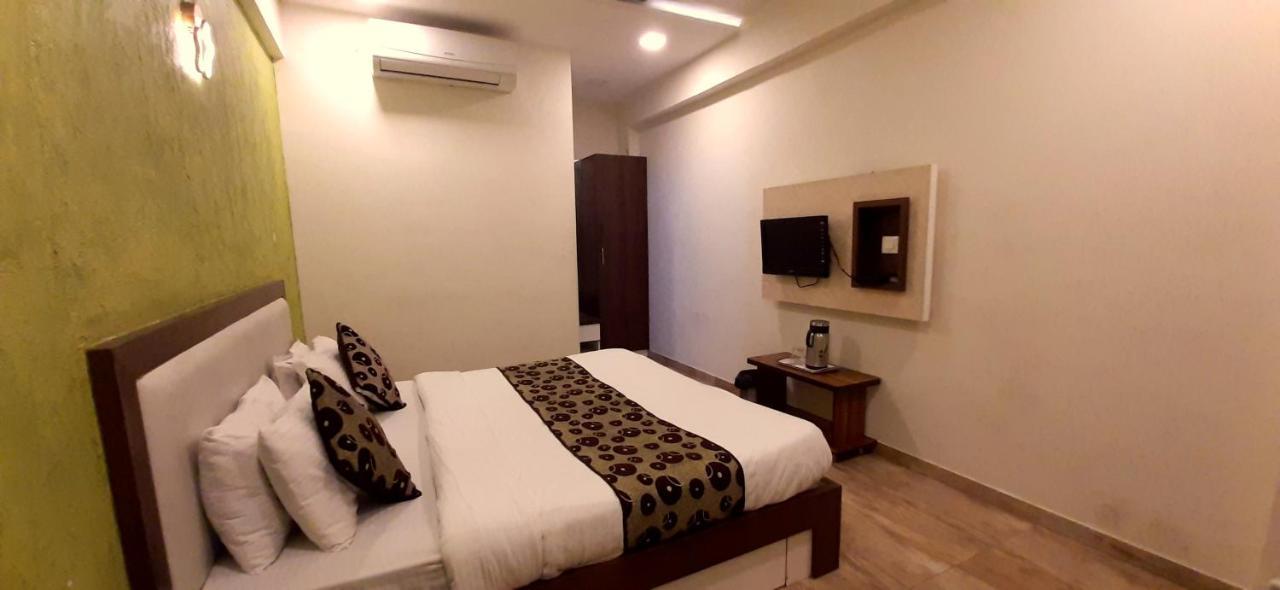 Hotel Tulip Plaza Ahmedabad Exteriör bild