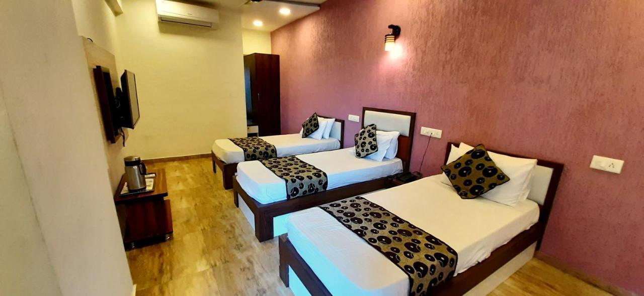 Hotel Tulip Plaza Ahmedabad Exteriör bild