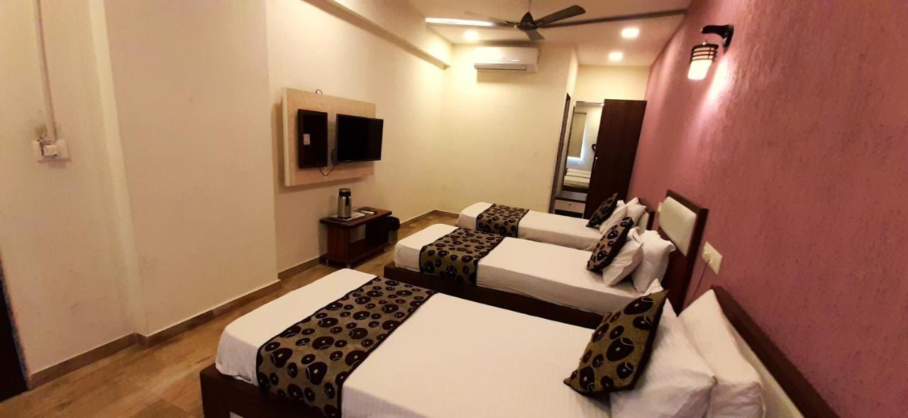 Hotel Tulip Plaza Ahmedabad Exteriör bild